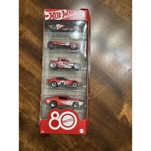 Hot Wheels Spielzeugautos, 5er-Pack Spielzeugautos im Maßstab 1:64 mit Deko und